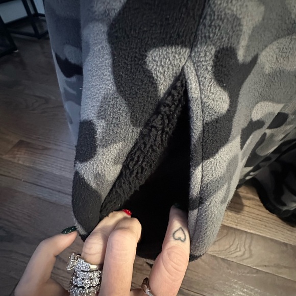 Faded Glory Black & Gray Camo Fleece Hoodie, Size XL, Warm & fuzzy - Picture 6 of 7